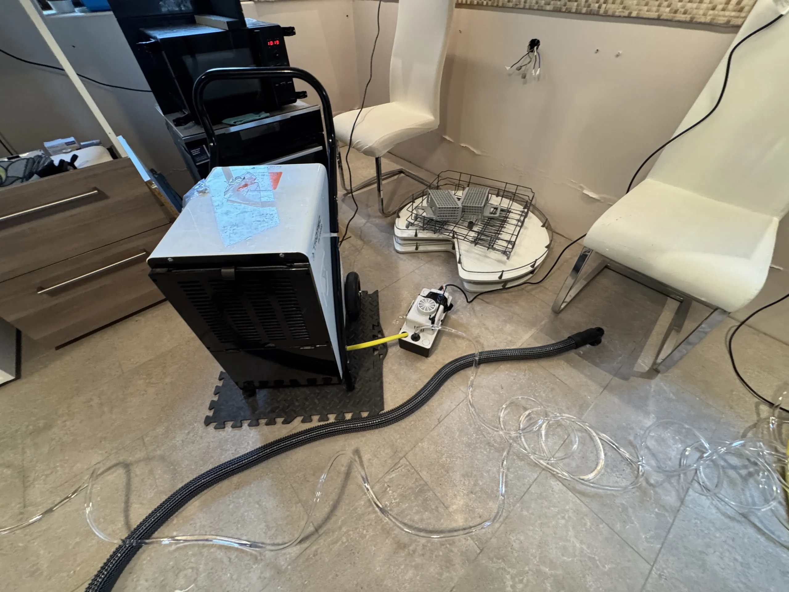 Ezekkel a páramentesítő gépekkel dolgozunk